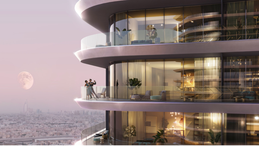 Un couple profite d’un coucher de soleil depuis le balcon d’un appartement moderne de grande hauteur à Dubaï, avec une grande lune en arrière-plan sur le paysage urbain. Le bâtiment présente des détails architecturaux élégants et incurvés.