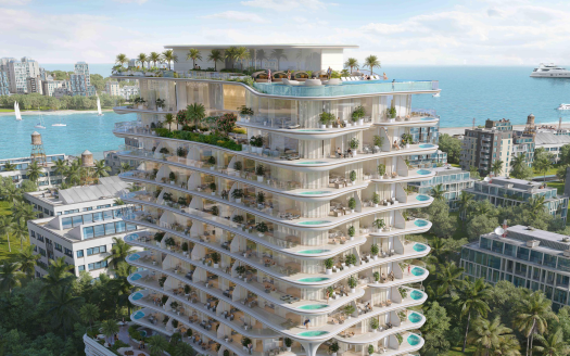 Un immeuble résidentiel futuriste de plusieurs étages à Dubaï avec une verdure luxuriante sur chaque balcon, surplombant un paysage urbain côtier avec des bateaux et des yachts naviguant à proximité.
