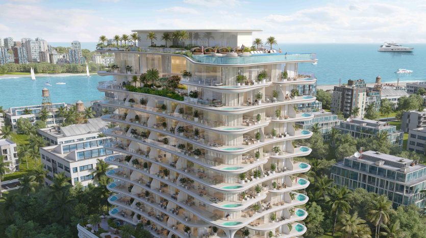 Un immeuble résidentiel futuriste de plusieurs étages à Dubaï avec une verdure luxuriante sur chaque balcon, surplombant un paysage urbain côtier avec des bateaux et des yachts naviguant à proximité.