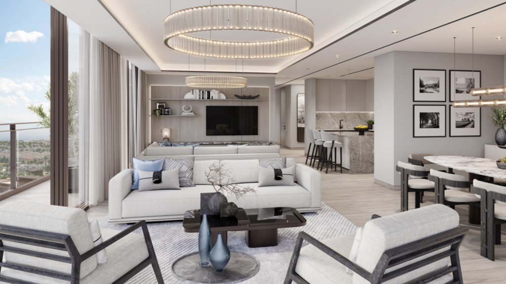 Salon luxueux et moderne dans un appartement de Dubaï avec un grand lustre, un canapé sectionnel, des fauteuils et un coin cuisine élégant en arrière-plan, donnant sur une vue imprenable sur la ville.