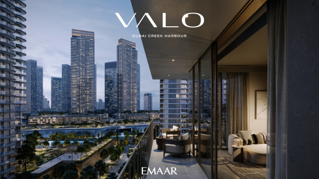 Une image promotionnelle pour VALO Dubai Creek Harbour par EMAAR, présentant une vue luxueuse d'un balcon sur l'horizon d'un "appartement Dubai" avec de grands bâtiments illuminés au crépuscule.