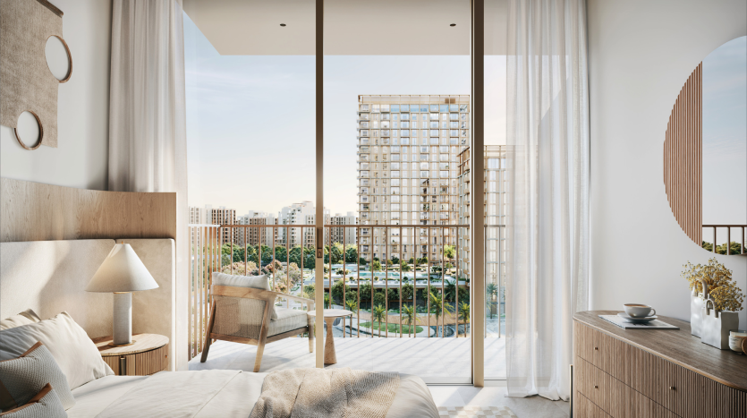 Une chambre moderne dans un appartement de Dubaï avec de grandes portes vitrées ouvrant sur un balcon donnant sur un paysage urbain, comprenant un lit confortable, des meubles en bois élégants et des plantes décoratives.