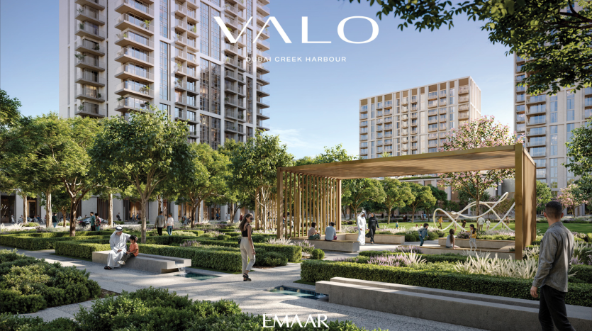 Rendu architectural d'un parc urbain moderne à Creek Harbour, avec des arbres luxuriants, des jardins paysagers aux motifs géométriques, des gens se relaxant et marchant, des immeubles de grande hauteur étiquetés « EMAR » et une villa à Dubaï bien en vue.