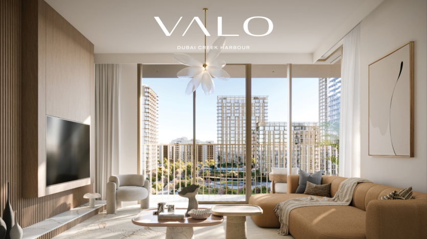 Salon luxueux dans un appartement Dubaï avec une décoration moderne, de grandes fenêtres offrant une vue sur le port de Dubaï Creek, un mobilier élégant et un éclairage naturel doux. La chambre porte la marque « VALO.