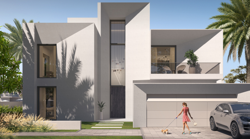 Une femme promène deux petits chiens devant une villa moderne de Dubaï dotée de grandes fenêtres, entourée de palmiers et garée près d’une voiture argentée.