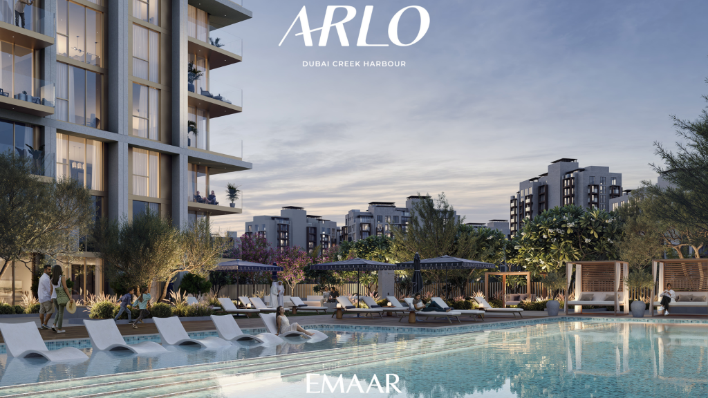 Une luxueuse communauté résidentielle nommée ARLO au port de Dubai Creek par Emaar est présentée. Il présente des bâtiments modernes, une piscine immaculée entourée de chaises longues, d&#039;arbres et de jardins paysagers. L’image promeut une atmosphère sereine et semblable à celle d’un complexe hôtelier.