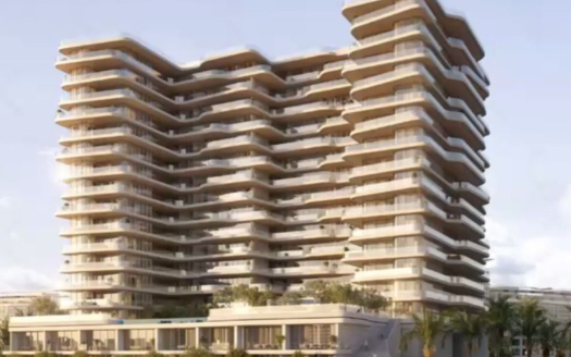 Un bâtiment moderne de plusieurs étages avec des balcons en terrasses superposés, situé sous un ciel lumineux, entouré d'une verdure luxuriante à Dubaï.