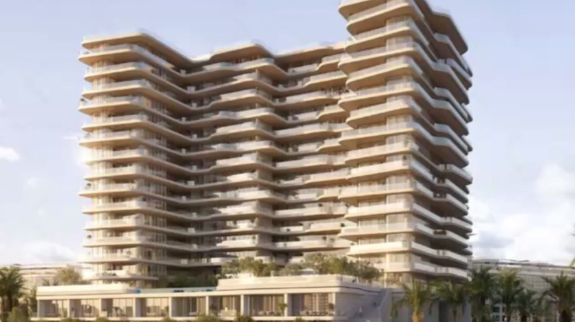 Un bâtiment moderne de plusieurs étages avec des balcons en terrasses superposés, situé sous un ciel lumineux, entouré d'une verdure luxuriante à Dubaï.