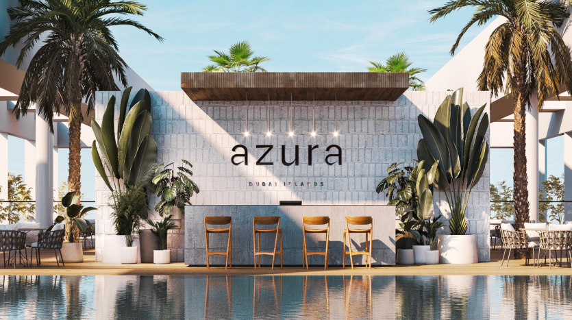 Un bar chic au bord de la piscine nommé « Azura Residences » dans les îles de Dubaï, présentant un design minimaliste avec un mur en béton, de grandes plantes tropicales, des tabourets de bar en bois et une piscine réfléchissante au premier plan. Des palmiers et un ciel ensoleillé renforcent l'atmosphère sereine et luxueuse.