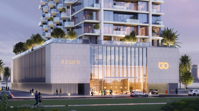 Un bâtiment moderne de plusieurs étages nommé « Azura Residences » avec de grandes fenêtres en verre est représenté au crépuscule. Les niveaux inférieurs comportent des espaces de vente au détail et un logo « GO ». Les gens marchent et les voitures circulent dans la rue devant. Le bâtiment est entouré de verdure et orné de plantes sur différents balcons.