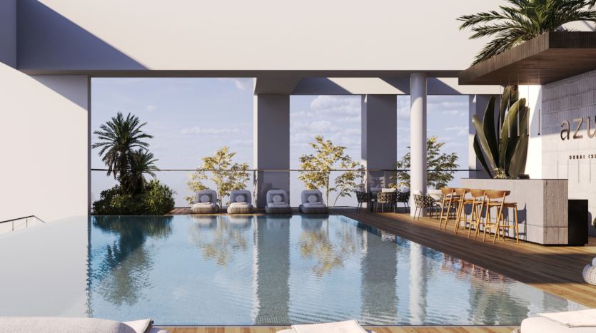 Une luxueuse piscine à débordement sur le toit avec des chaises longues et un espace bar nommé « Azura » sur la droite. Les résidences sont ornées de plantes luxuriantes et donnent sur une vue panoramique sur l'océan et le ciel avec des nuages épars, dégageant une ambiance sereine et haut de gamme.