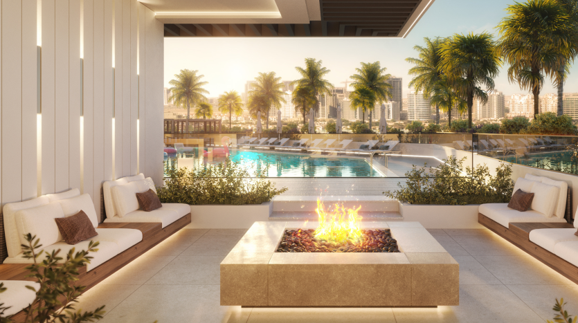 Luxueuse terrasse extérieure d&#039;une villa à Dubaï dotée d&#039;un foyer central, entourée de canapés blancs modernes et de plantes vertes luxuriantes, donnant sur une piscine sereine et un paysage urbain au coucher du soleil.