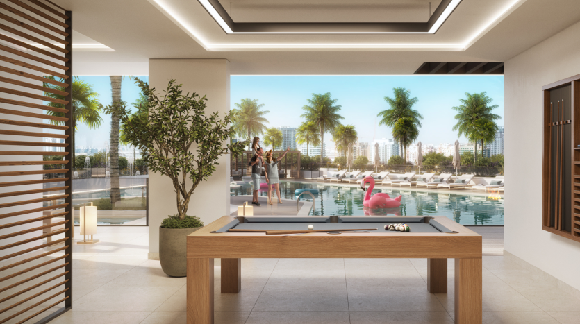 Espace luxueux au bord de la piscine dans une villa de Dubaï présentant un design moderne avec une verdure luxuriante, un fond de paysage urbain animé, une table de billard au premier plan et des personnes profitant d'une journée ensoleillée.