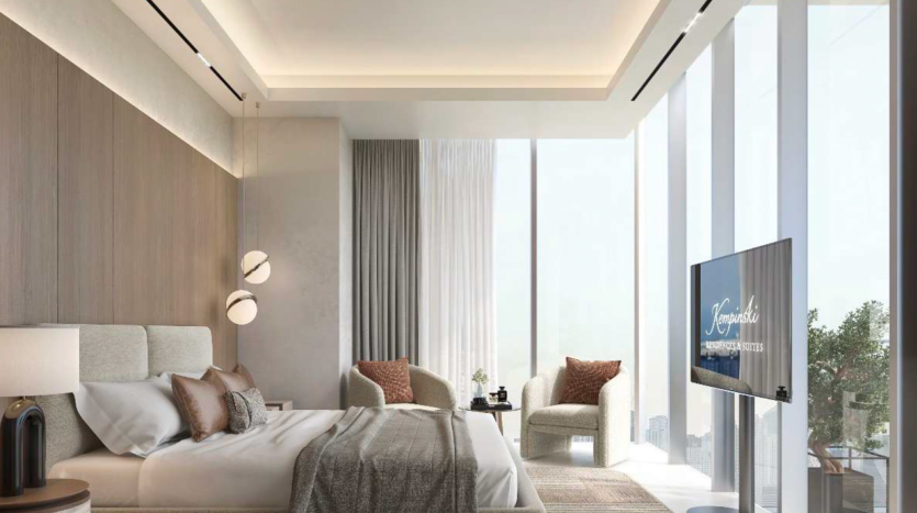 Chambre moderne dans un appartement de Dubaï avec de grandes fenêtres, un lit king-size, des panneaux en bois, des suspensions et une télévision murale. La pièce dégage une ambiance sobre et luxueuse avec une palette de couleurs neutres.