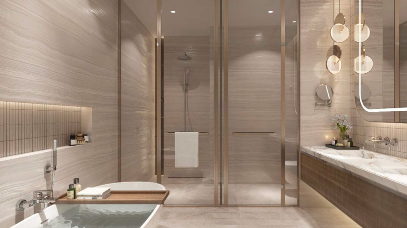 Une salle de bains moderne dans un appartement de Dubaï avec une cabine de douche en verre, une baignoire, un meuble-lavabo à double vasque et de grands miroirs éclairés par des suspensions. Les tons neutres et les textures linéaires dominent le design.