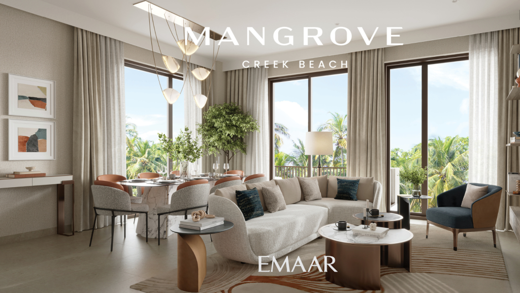 Un salon luxueux au décor moderne, comprenant un canapé, des chaises, un coin repas, de grandes fenêtres avec des rideaux, des lampes suspendues et une verdure tropicale à l'extérieur, labellisé "plage de mangrove creek par emaar".