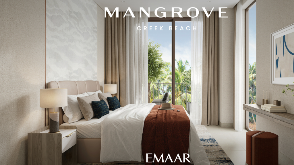 Chambre luxueuse avec un grand lit surmonté d&#039;une literie beige et bleue, flanqué de lampes de chevet. un bureau fait face à une grande fenêtre donnant sur une verdure luxuriante, avec les textes « mangrove creek beach » et « emaar » affichés.