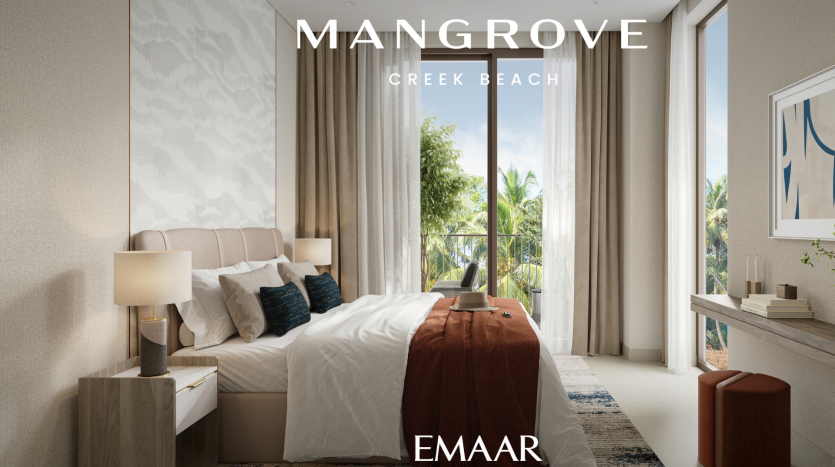 Chambre luxueuse avec un grand lit surmonté d&#039;une literie beige et bleue, flanqué de lampes de chevet. un bureau fait face à une grande fenêtre donnant sur une verdure luxuriante, avec les textes « mangrove creek beach » et « emaar » affichés.