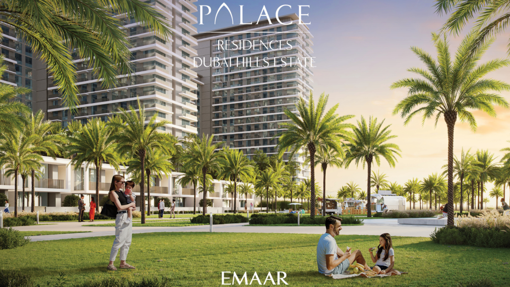 Une publicité pour Palace Residences à Dubai Hills Estate, représentant deux personnes se prélassant sur l'herbe et une autre personne prenant une photo, avec des immeubles de grande hauteur luxueux et des palmiers en arrière-plan. Ce premier immobilier de Dubaï offre une expérience de vie exclusive.