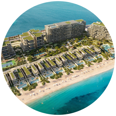 Vue aérienne d&#039;un complexe hôtelier de luxe en bord de mer avec des bâtiments modernes, des jardins luxuriants et des piscines privées. Des rangées de villas en bord de mer bordent une plage de sable immaculée dotée de chaises longues et de parasols. L’océan azur s’étend à l’horizon sous un ciel bleu clair.