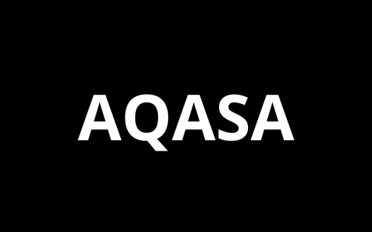 Texte blanc « aqasa » centré sur fond noir.