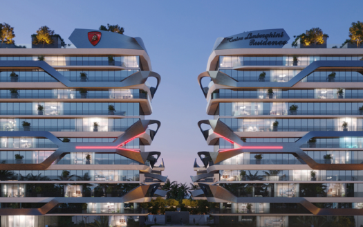 Deux bâtiments résidentiels modernes de plusieurs étages dotés de baies vitrées et de conceptions architecturales angulaires se côtoient, ornés de verdure sur leurs toits. Les deux bâtiments affichent bien en évidence sur leurs façades le label « Tonino Lamborghini Residences Dubai ». Le ciel est d'une teinte crépusculaire.