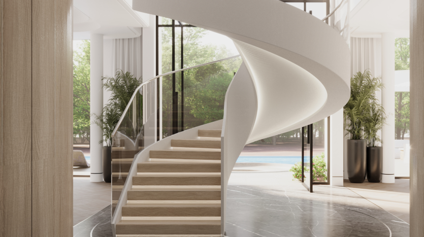 Un intérieur moderne comprenant un grand escalier en colimaçon avec une balustrade blanche, entouré de baies vitrées, de plantes en pot et une vue sur la piscine de la Villa Karl Lagerfeld.