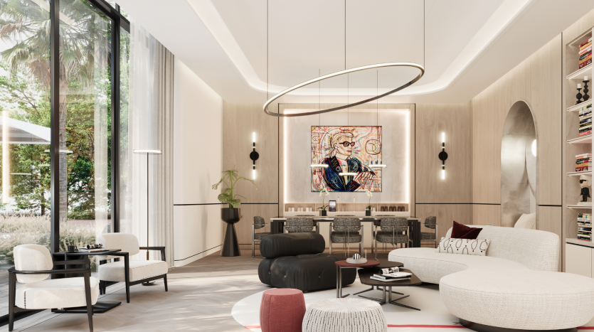 Intérieur de salon moderne comprenant des meubles élégants tels qu'un canapé noir et des chaises blanches, des étagères intégrées, une grande peinture abstraite de Karl Lagerfeld et de grandes fenêtres avec vue sur le jardin.