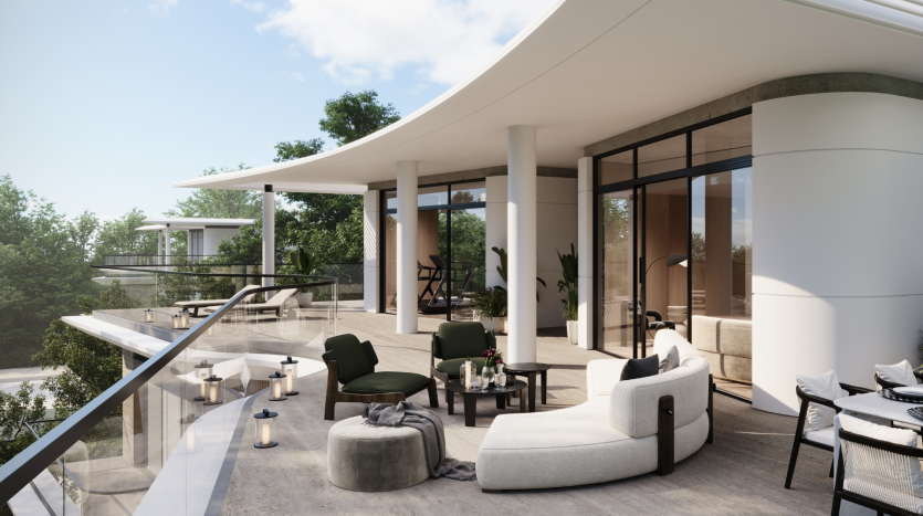Patio extérieur moderne de la Villa Karl Lagerfeld doté d&#039;un mobilier blanc élégant et de chaises vertes, installé sur une terrasse en bois avec des sièges rembourrés et des balustrades en verre élégantes, entouré d&#039;une verdure luxuriante et