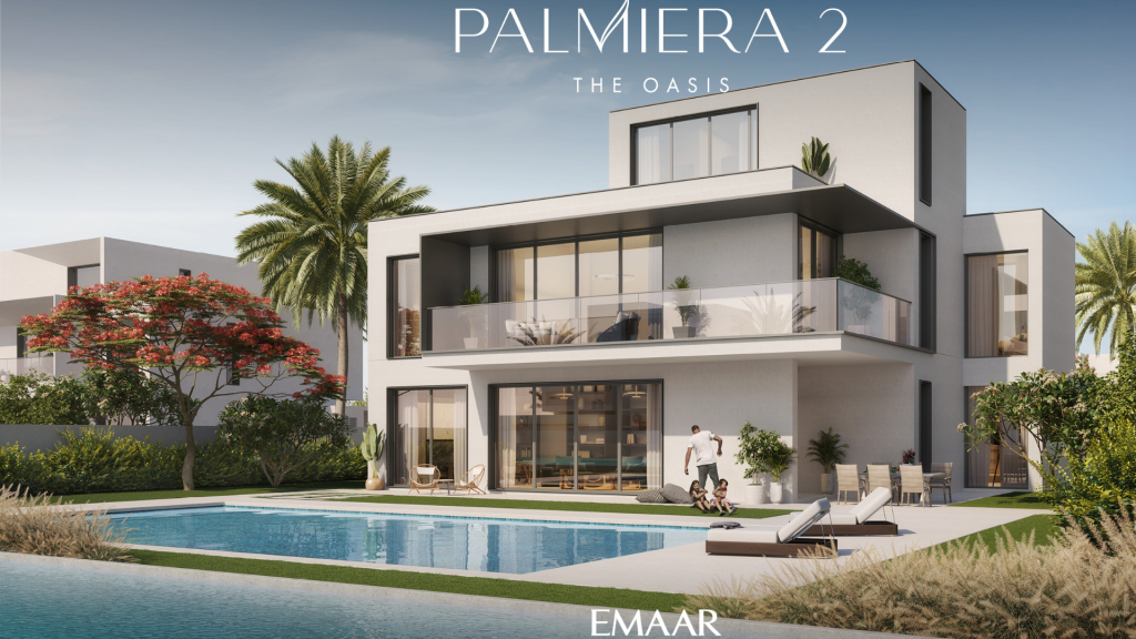 Une villa moderne et luxueuse sur deux étages à Dubaï avec balcons, entourée de palmiers et d'une piscine au premier plan, sous un ciel dégagé. Deux personnes se détendent à proximité. Les superpositions de texte annoncent "Palmiera 2 - The Oasis".