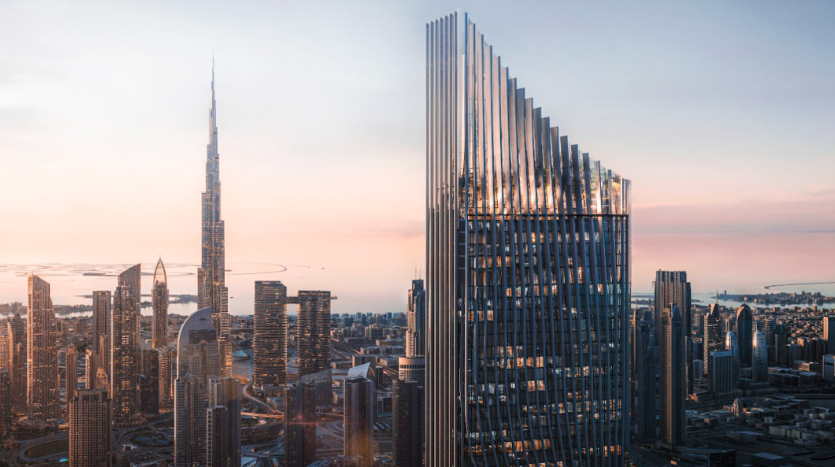 Un horizon de ville au coucher du soleil avec des gratte-ciel modernes. Au premier plan, un grand bâtiment à l'architecture triangulaire élégante domine la vue, tandis qu'à l'arrière-plan, un très haut gratte-ciel pointu se démarque parmi d'autres immeubles de grande hauteur.