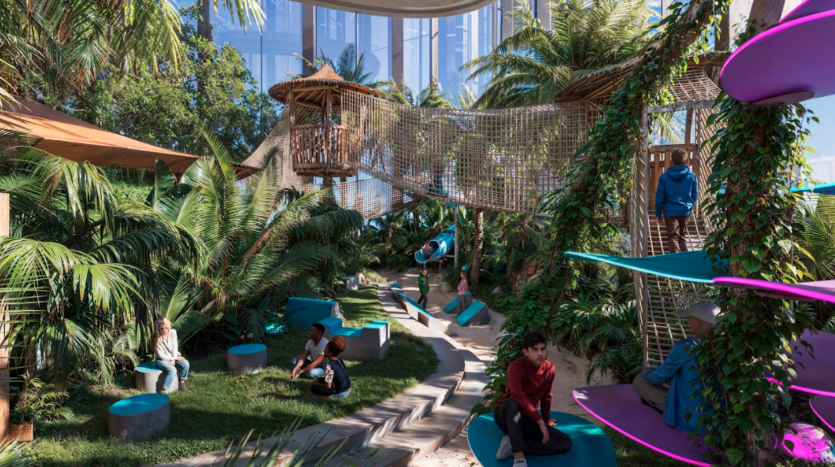 Un espace extérieur animé avec une verdure tropicale accueille des personnes engagées dans diverses activités. Des cabanes dans les arbres reliées par des ponts de corde et des sièges modernes et colorés parsèment le quartier. Certains individus escaladent une structure en spirale ornée de plantes, tandis que d’autres se détendent au sol.