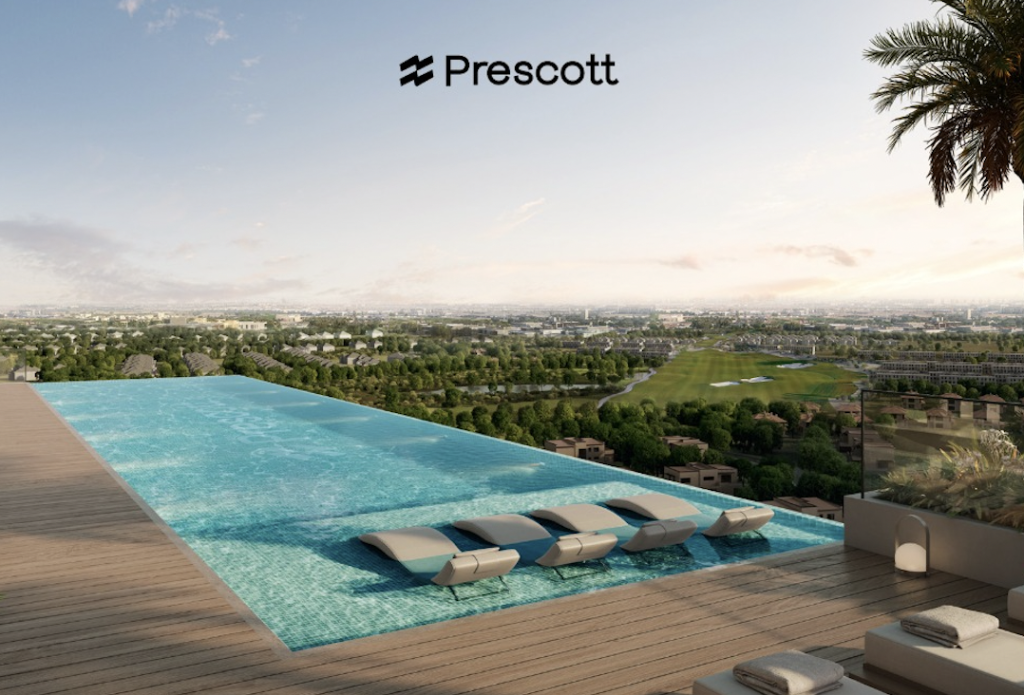 Une vue sereine sur une piscine à débordement avec plusieurs chaises longues partiellement immergées dans l'eau. La piscine est située sur une terrasse en bois, offrant en arrière-plan un vaste paysage de la Dubai Sports City. Le logo Prescott est élégamment visible en haut.