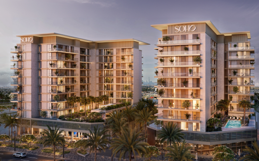 Un complexe d&#039;appartements moderne nommé « SOHO » comprend deux bâtiments à plusieurs étages avec de nombreux balcons. Les bâtiments sont entourés de palmiers et de verdure, évoquant le charme de Berkeley. Un espace piscine est visible entre les bâtiments. La scène se déroule au crépuscule avec les lumières de la ville en arrière-plan, rappelant les collines de Dubaï.