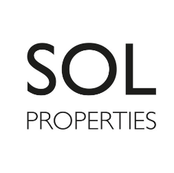 Un logo avec les mots « SOL PROPERTIES » en noir, avec « SOL » en grandes lettres grasses sur le dessus et « PROPERTIES » en caractères plus petits et réguliers en dessous, le tout sur un fond blanc immaculé.