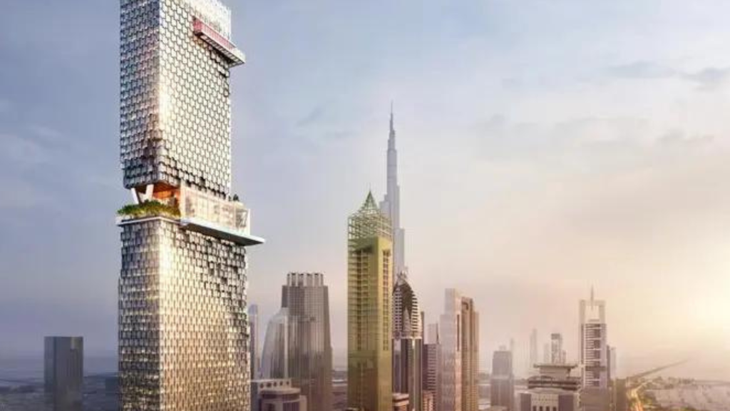 Une ligne d'horizon futuriste avec plusieurs gratte-ciel modernes, dont une tour au design unique avec une façade en verre hexagonale et une plate-forme suspendue abritant de la verdure et une piscine. Le bâtiment le plus haut, Burj Khalifa, se dresse bien en vue à l'arrière-plan le long de Sheikh Zayed Road. Le ciel est brumeux.