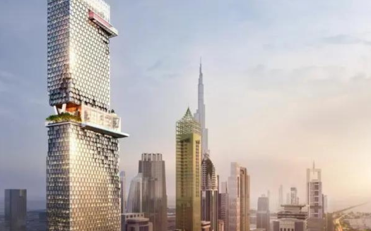 Une ligne d'horizon futuriste avec plusieurs gratte-ciel modernes, dont une tour au design unique avec une façade en verre hexagonale et une plate-forme suspendue abritant de la verdure et une piscine. Le bâtiment le plus haut, Burj Khalifa, se dresse bien en vue à l'arrière-plan le long de Sheikh Zayed Road. Le ciel est brumeux.