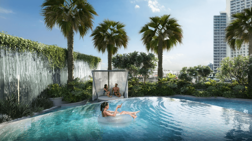 Une femme se détend sur un anneau gonflable dans une piscine luxueuse entourée de verdure luxuriante et de palmiers. En arrière-plan, deux personnes sont assises sur un lit de repos sous un auvent de la série Autograph S et engagent une conversation. De grands bâtiments modernes sont visibles au loin sous un ciel clair et ensoleillé.