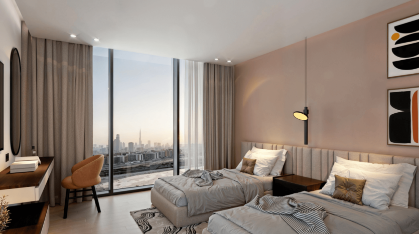 Une chambre moderne comprend deux lits simples avec une literie grise, un luminaire mural, des œuvres d'art abstraites sur les murs, un bureau en bois avec une chaise et de grandes baies vitrées offrant une vue sur le paysage urbain qui comprend les jardins d'Ayana et une vue proéminente. grand bâtiment au loin.