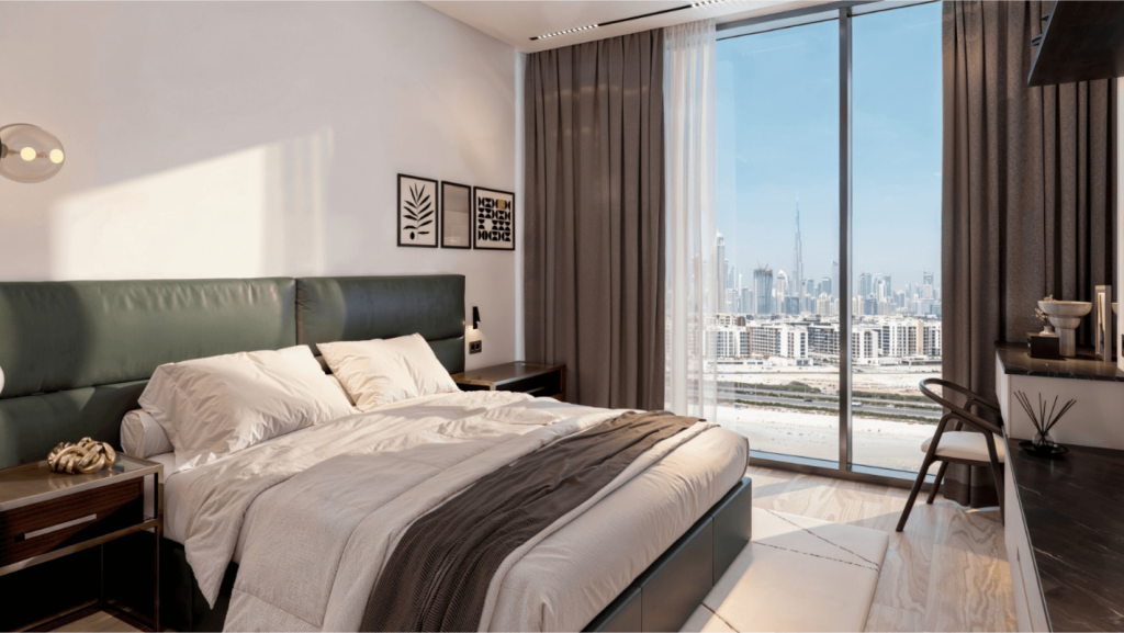 Chambre d'hôtel moderne avec un grand lit, une tête de lit sombre et des tables de chevet. De grandes baies vitrées offrent une vue dégagée sur le paysage urbain d'Ayana Gardens avec ses gratte-ciel, dont une haute tour proéminente au loin. La pièce est décorée avec des œuvres d'art murales minimalistes et des couleurs neutres.