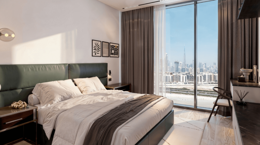 Chambre d'hôtel moderne avec un grand lit, une tête de lit sombre et des tables de chevet. De grandes baies vitrées offrent une vue dégagée sur le paysage urbain d'Ayana Gardens avec ses gratte-ciel, dont une haute tour proéminente au loin. La pièce est décorée avec des œuvres d'art murales minimalistes et des couleurs neutres.