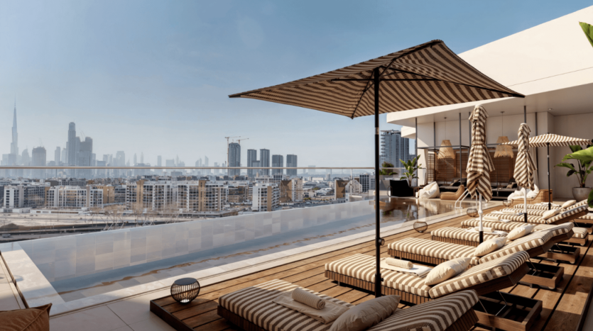 Une piscine luxueuse sur le toit des jardins Ayana avec des chaises longues rayées, de grands parasols et des gratte-ciel en arrière-plan. La terrasse au bord de la piscine offre de vastes vues urbaines sous un ciel bleu clair, avec des bâtiments modernes et une haute tour au loin.