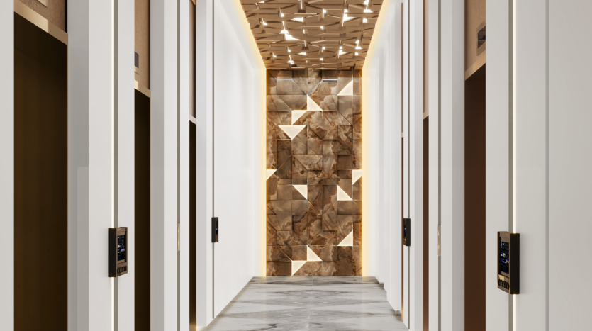 Un couloir moderne avec un sol en marbre et des murs lambrissés blancs, doté d'élégantes portes d'ascenseur. Le plafond présente un motif géométrique en bois avec un éclairage ambiant, tandis que le mur du fond présente un panneau de pierre artistique et lumineux avec des motifs triangulaires.