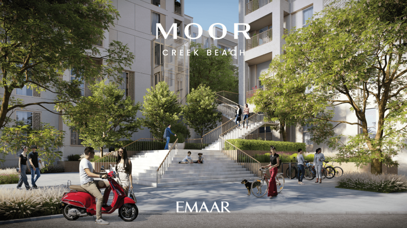 Un complexe résidentiel moderne à Moor Creek Beach avec des gens marchant et se relaxant à l'extérieur. Certaines personnes sont assises sur les marches tandis que d'autres se promènent avec des animaux domestiques au bord de la lande. Une personne conduit un scooter rouge au premier plan, entouré d'arbres verdoyants.