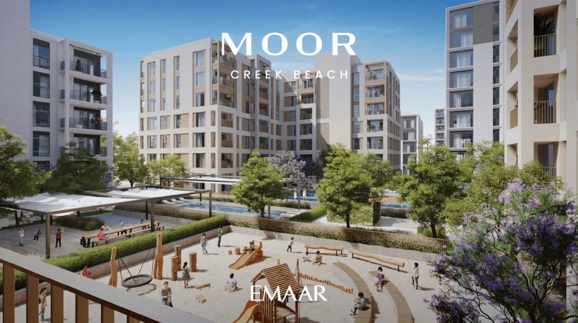 Un complexe résidentiel moderne nommé « MOOR CREEK BEACH » par EMAAR est représenté. L'image montre des immeubles d'habitation à plusieurs étages, une cour centrale avec des arbres, une aire de jeux équipée et des coins salons extérieurs, le tout sous un ciel bleu clair. Le paysage serein complète parfaitement le charme rustique de la lande.