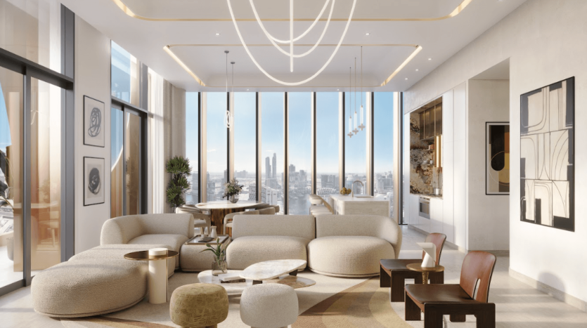 Un salon spacieux et moderne dans One Residences avec de grandes baies vitrées offrant une vue sur le paysage urbain. Il comprend un canapé beige courbé, des œuvres d'art abstraites, un éclairage élégant, une table à manger ronde et un mobilier contemporain avec une lumière naturelle inondant l'espace.