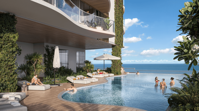 Une scène luxueuse au bord de la piscine avec une piscine à débordement surplombant l’océan, rappelant un appartement haut de gamme à Dubaï. Plusieurs personnes se prélassent sur des transats blancs sous des parasols, tandis que d'autres profitent de l'eau. Le bâtiment moderne, orné de verdure et un ciel bleu clair créent une atmosphère sereine.