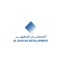 Un logo pour Al Shafar Development comportant une forme de losange bleu dégradé avec un motif de grille dans le coin supérieur droit et le nom de l'entreprise écrit en arabe et en anglais sous le losange.