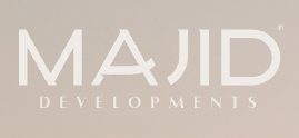 L'image présente le logo de « Majid Developments ». Le mot « MAJID » se détache en grandes lettres blanches audacieuses, avec « DEVELOPMENTS » soigneusement écrit en petites lettres blanches juste en dessous. L'arrière-plan présente un dégradé subtil, passant du beige clair en haut à un beige légèrement plus foncé en bas.