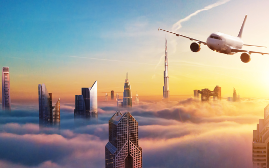 Un avion commercial survole un paysage urbain moderne au lever du soleil, avec des gratte-ciels perçant une épaisse couche de nuages. Le plus haut bâtiment, ressemblant au Burj Khalifa, domine l'horizon. Imaginez cette vue pour votre ville en septembre 2024, présentée par Dubai Immo. Le ciel est peint dans des teintes chaudes d'orange et de jaune.